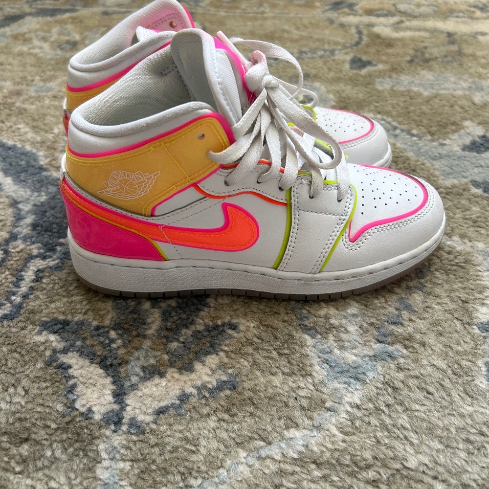 Used Jordan 1 Mid Edge Glow (GS)